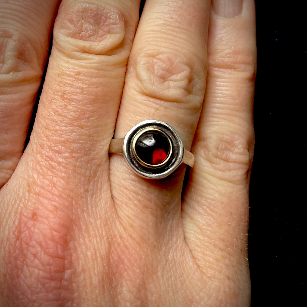 MEMENTO MORI :: Signet ring :: Persephone No.2 (gold & garnet)