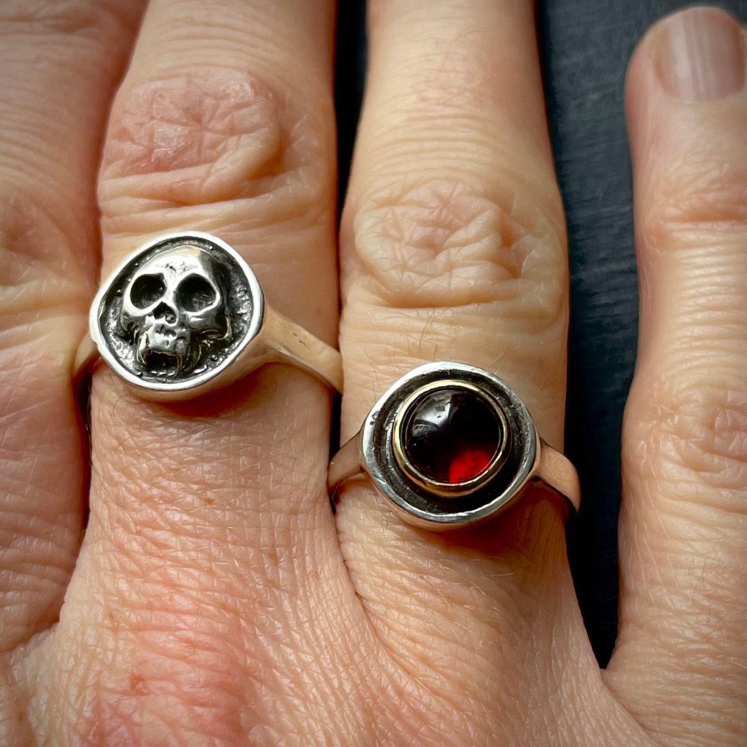MEMENTO MORI  ::  Signet ring  ::  Persephone No.2 (gold &amp; garnet)