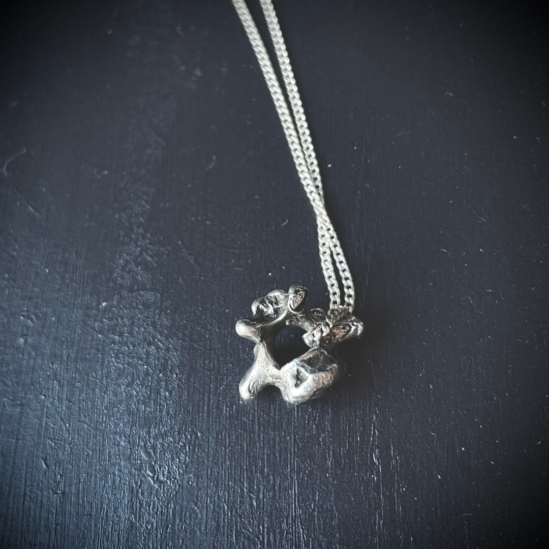 MEMENTO MORI  ::  Vertebra charm