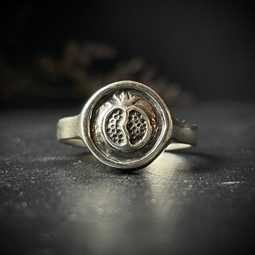 MEMENTO MORI. ::  Signet ring  ::  PERSEPHONE no.1