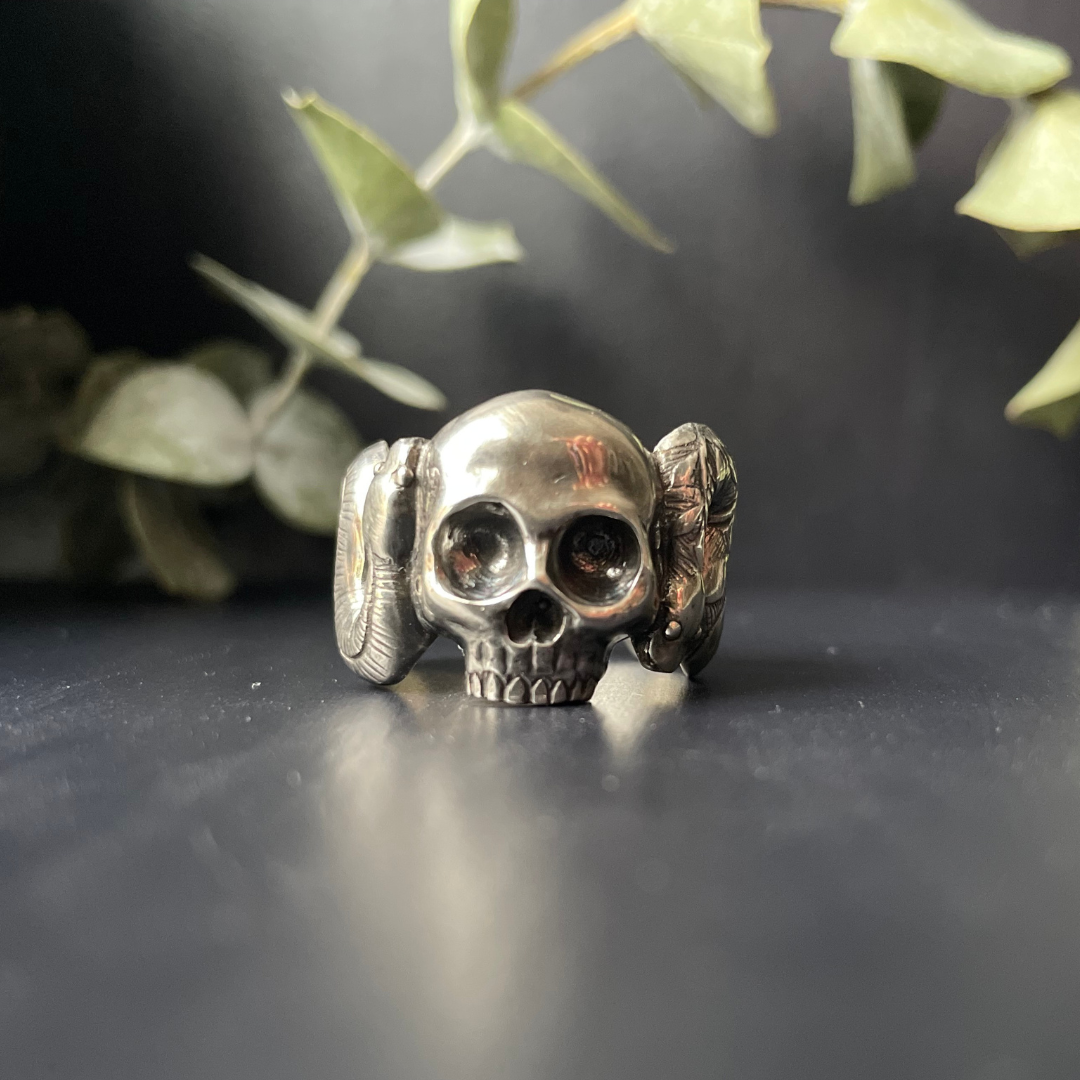 MEMENTO MORI  ::  Belle Morte No.1  ::  Serpent and Skulls Ring