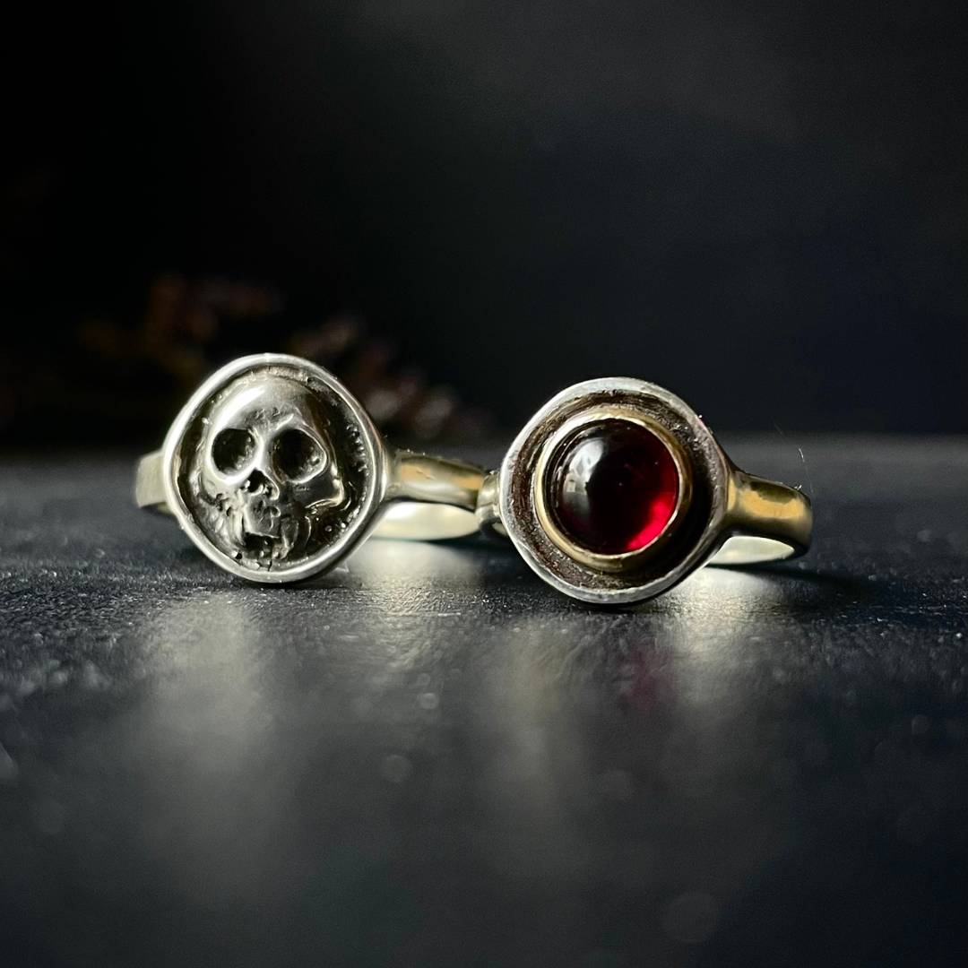 MEMENTO MORI  ::  Signet ring  ::  Persephone No.2 (gold &amp; garnet)