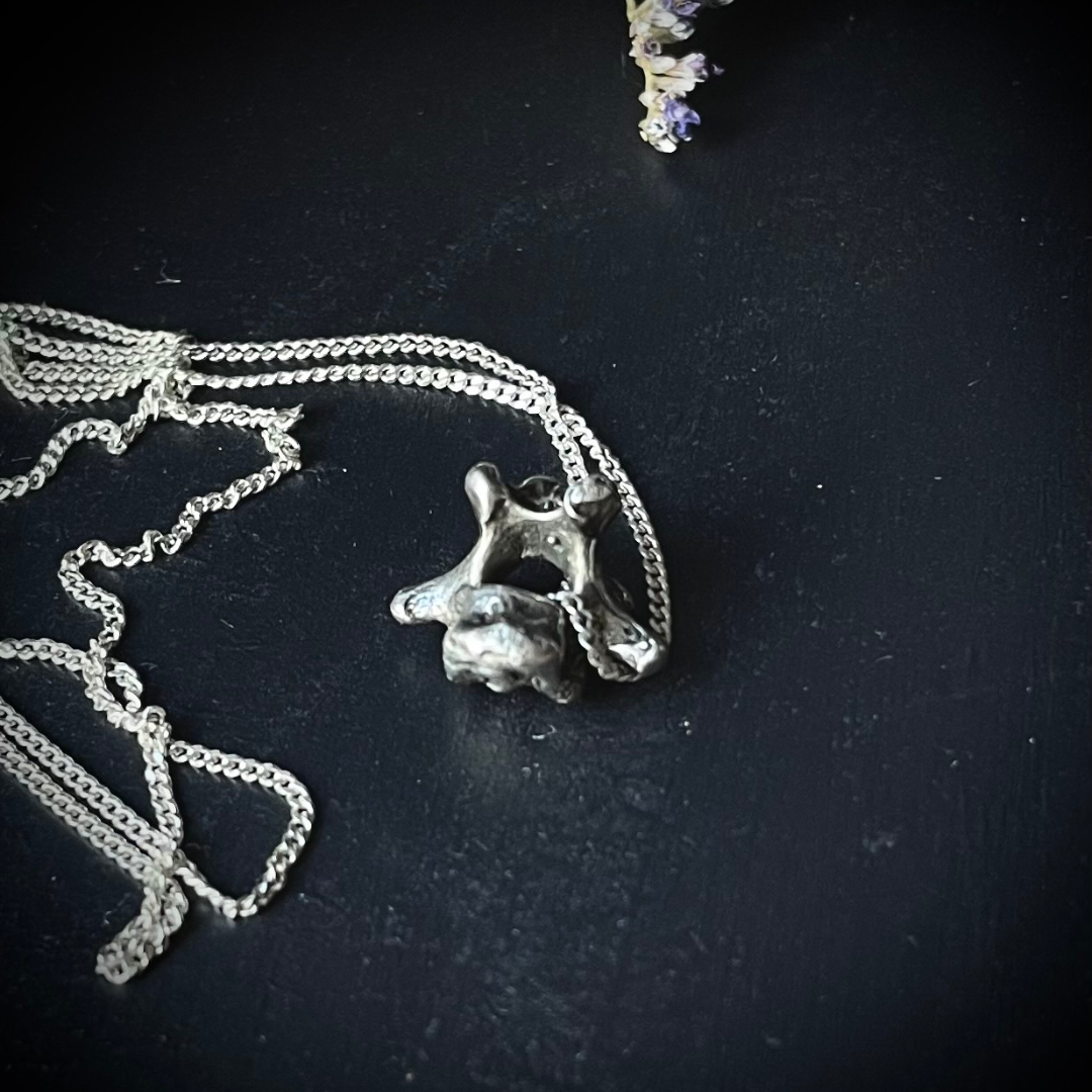 MEMENTO MORI  ::  Vertebra charm