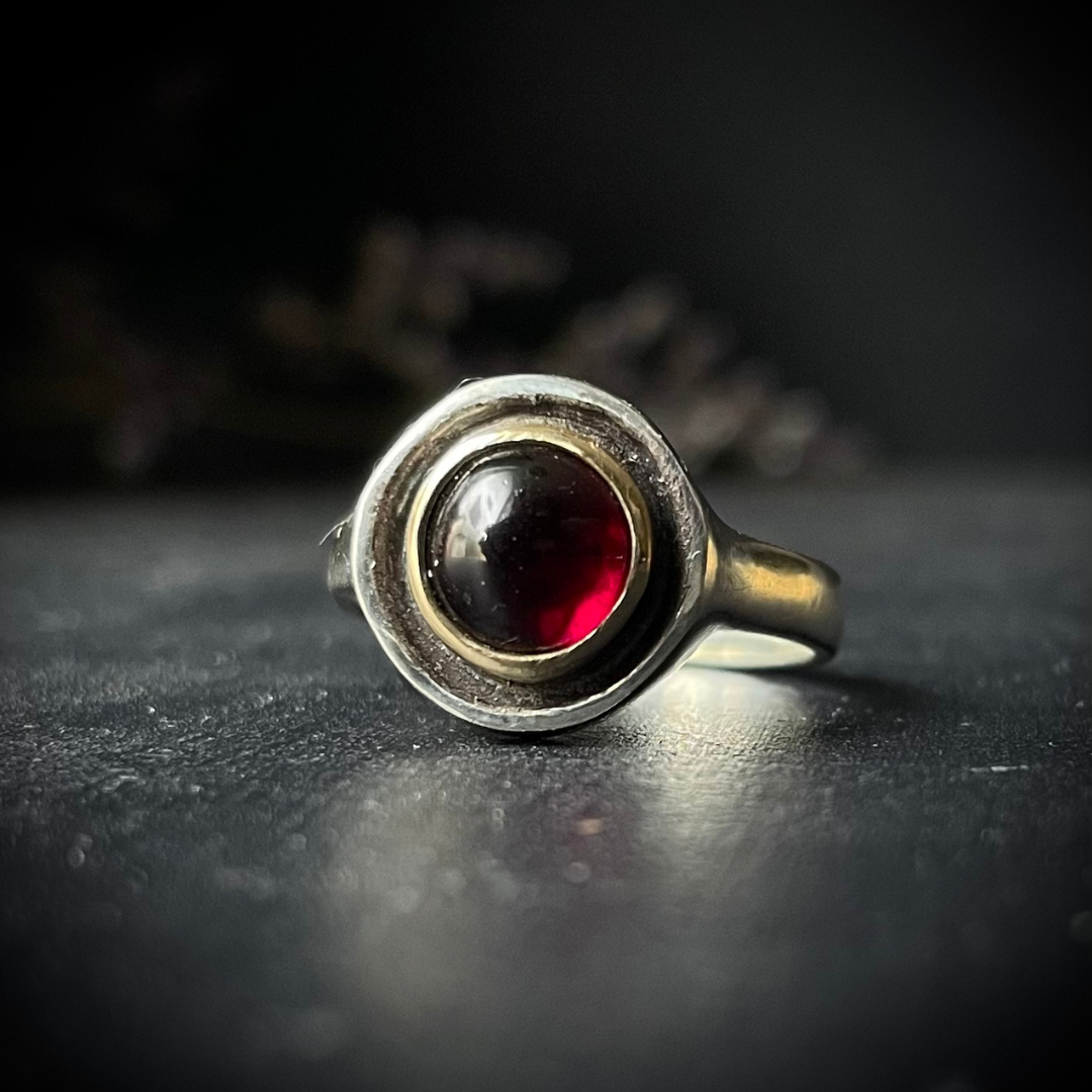 MEMENTO MORI  ::  Signet ring  ::  Persephone No.2 (gold &amp; garnet)