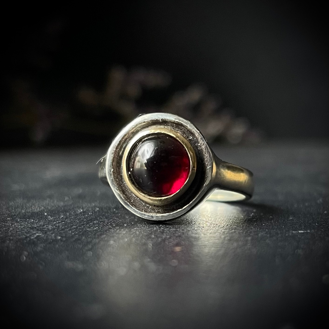 MEMENTO MORI  ::  Signet ring  ::  Persephone No.2 (gold & garnet)