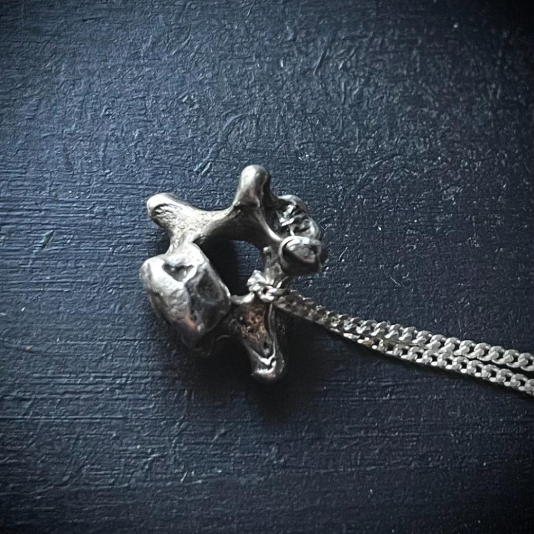MEMENTO MORI  ::  Vertebra charm