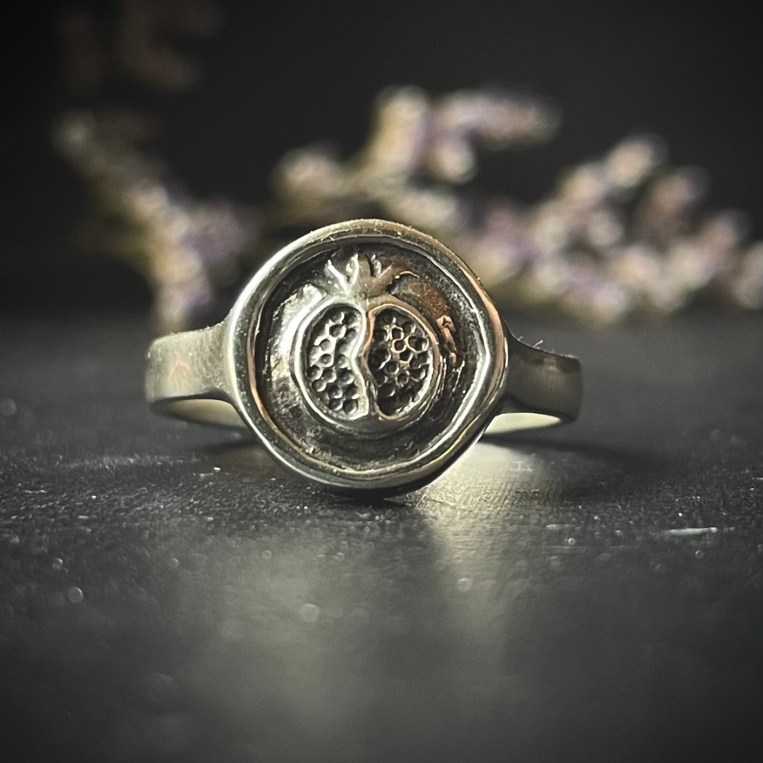 MEMENTO MORI. ::  Signet ring  ::  PERSEPHONE no.1