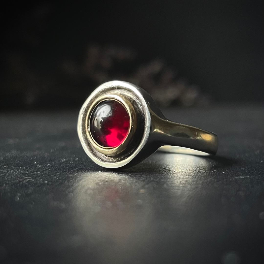 MEMENTO MORI  ::  Signet ring  ::  Persephone No.2 (gold &amp; garnet)