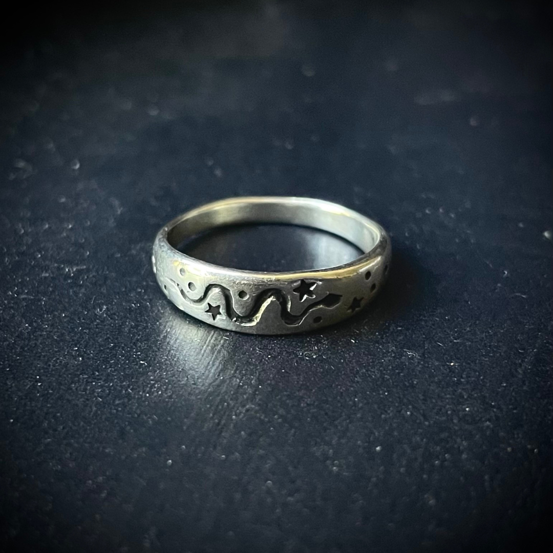 SERPENT SISTERS  ::  Leonie