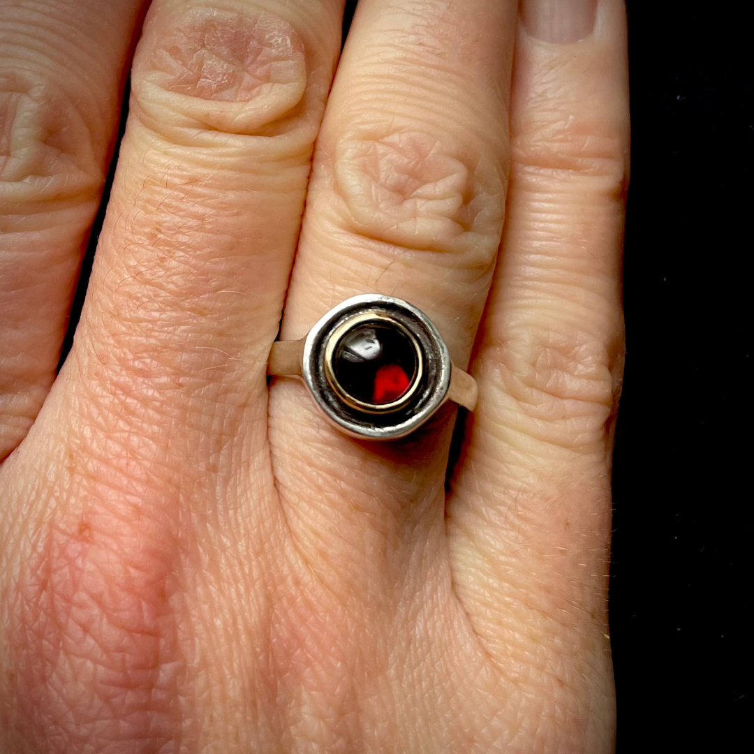 MEMENTO MORI  ::  Signet ring  ::  Persephone No.2 (gold & garnet)