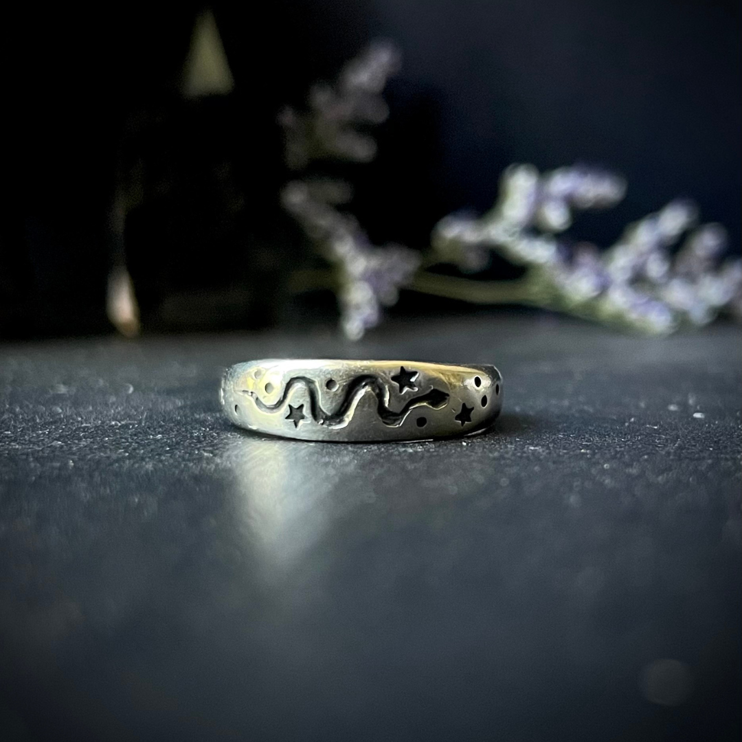 SERPENT SISTERS  ::  Leonie